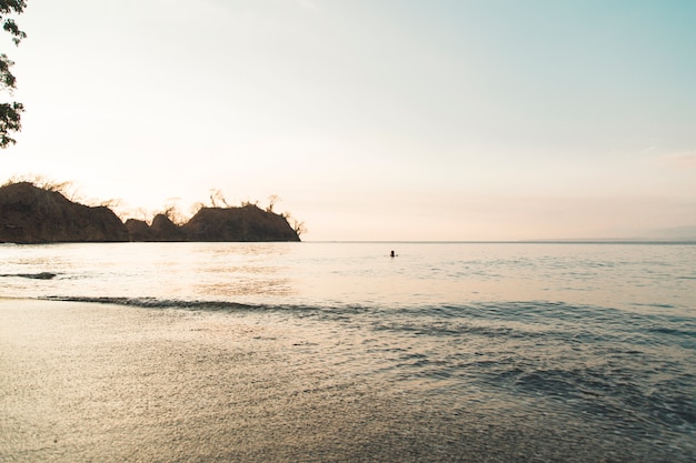 Hermoso paisaje marino de la tarde