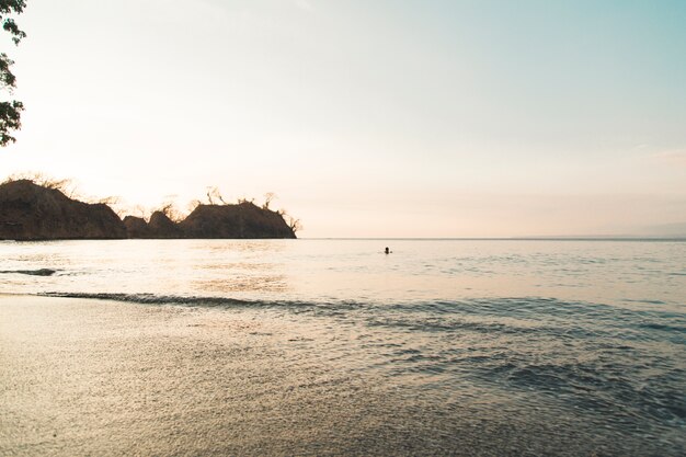 Hermoso paisaje marino de la tarde