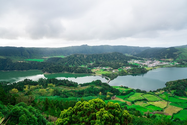 Hermoso paisaje de montaña en el archipiélago de las Azores, Portugal