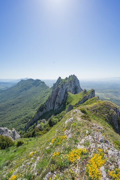 Hermoso paisaje de una montaña bajo el cielo vibrante