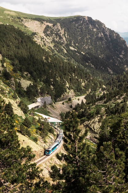 Hermoso paisaje de montaña en un día soleado