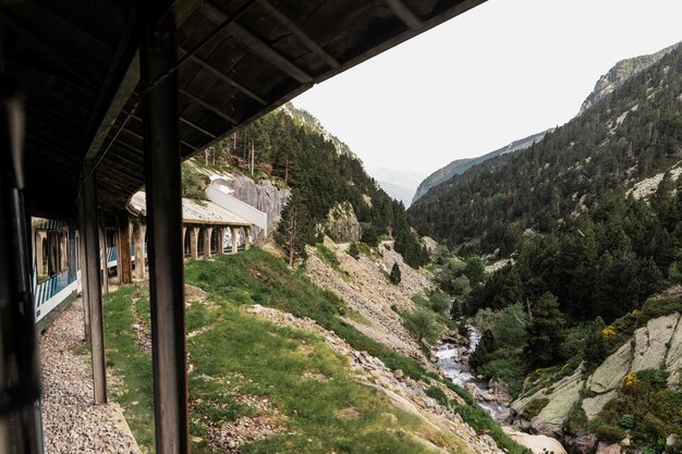 Hermoso paisaje de montaña en un día soleado