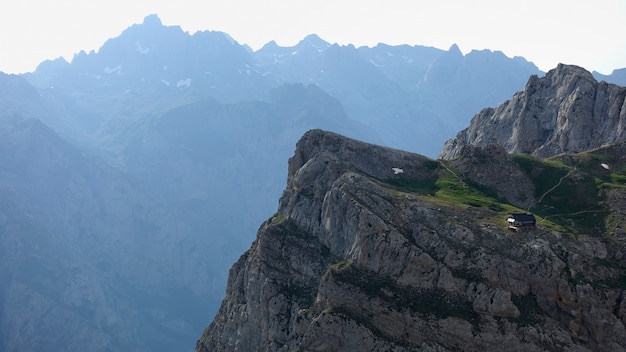 Hermoso paisaje de montaña en un día de verano