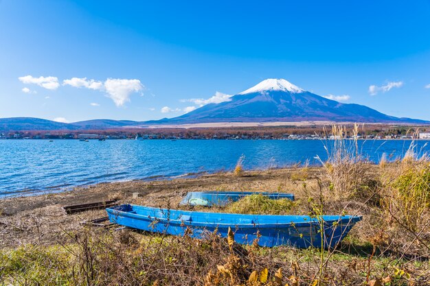 Hermoso paisaje de montaña fuji alrededor del lago yamanakako