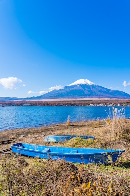 Foto gratuita hermoso paisaje de montaña fuji alrededor del lago yamanakako