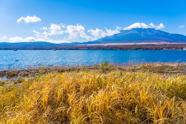 Hermoso paisaje de montaña fuji alrededor del lago yamanakako