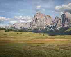 Foto gratuita hermoso paisaje de la montaña plattkofel en compatsch italia