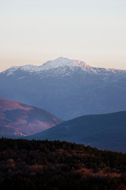 Hermoso paisaje con montaña