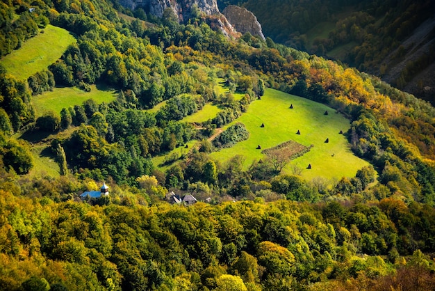 Hermoso paisaje con las montañas Apuseni en Rumania