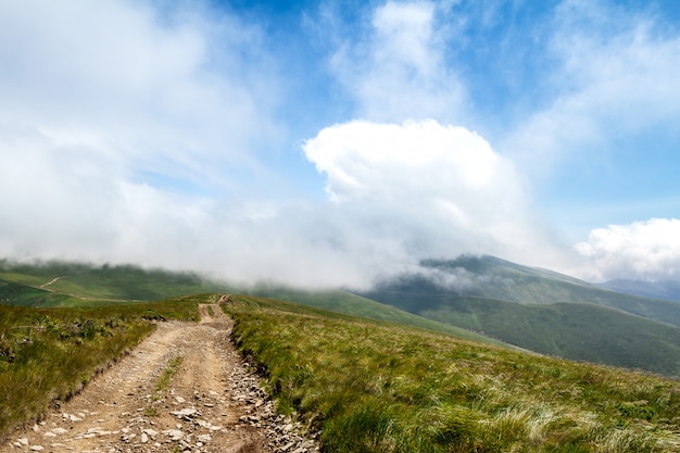 Hermoso paisaje de montañas de los Cárpatos ucranianos y cielo nublado.