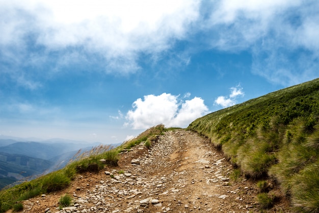 Hermoso paisaje de montañas de los Cárpatos ucranianos y cielo nublado.