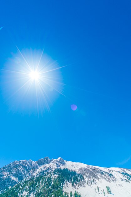 Hermoso paisaje de montañas cubiertas de nieve Estado de Cachemira, India