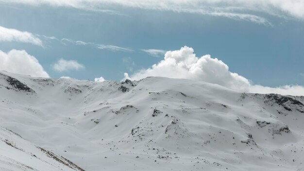 Hermoso paisaje con montañas y nubes.