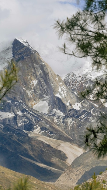 Hermoso paisaje de montañas rocosas cubiertas de niebla en el Parque Nacional Gangotri