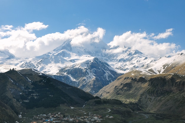 Hermoso paisaje de las montañas rocosas y nevadas en el campo