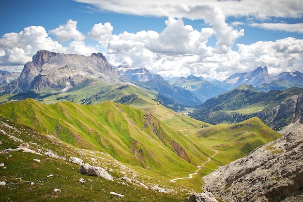 Hermoso paisaje de montañas rocosas con un paisaje verde bajo un cielo nublado