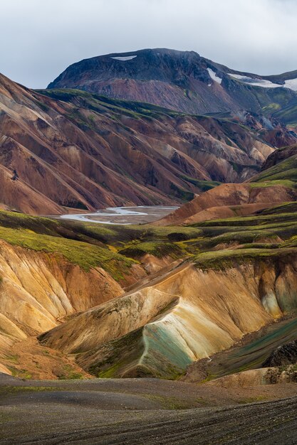 Hermoso paisaje de montañas