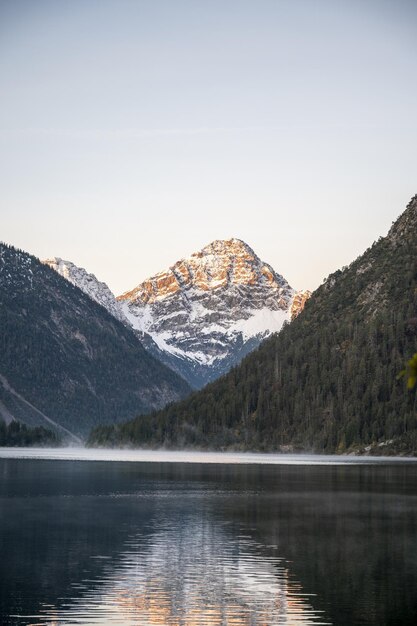 Hermoso paisaje montañoso en Austria