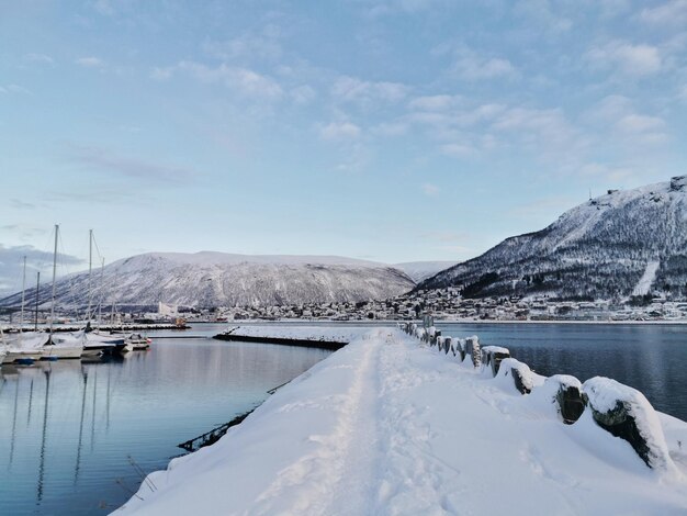 Hermoso paisaje montañoso de invierno en Trom