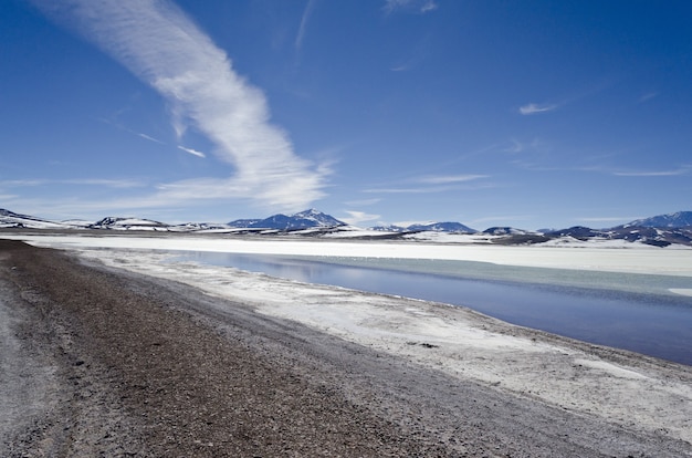 Hermoso paisaje montañoso parcialmente cubierto de nieve bajo un cielo brillante en Argentina