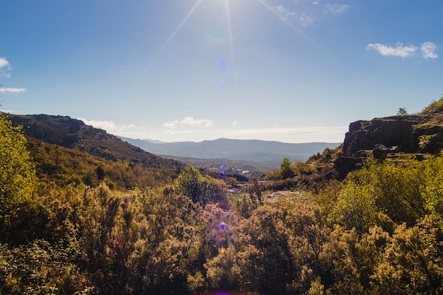 Hermoso paisaje montuoso