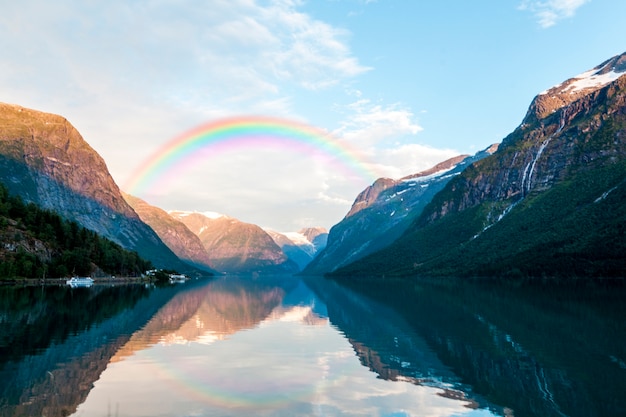 Hermoso paisaje natural con arco iris