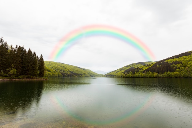 Foto gratuita hermoso paisaje natural con arco iris