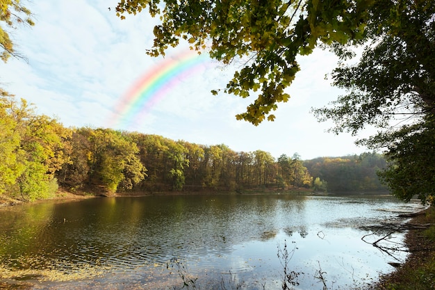 Hermoso paisaje natural con arco iris