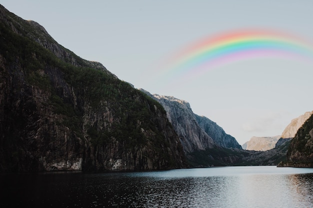 Foto gratuita hermoso paisaje natural con arco iris