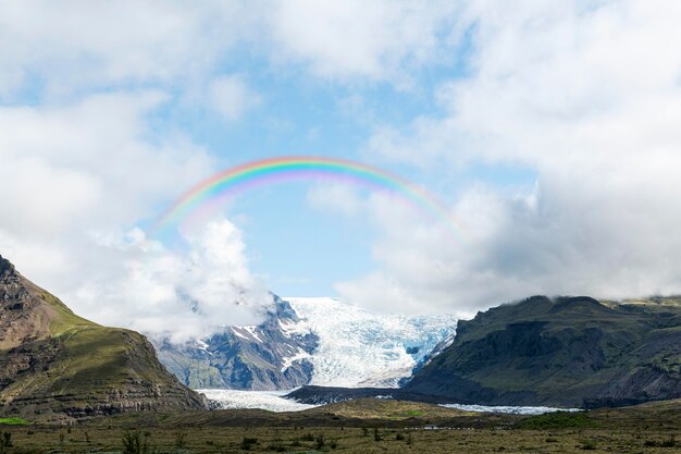 Hermoso paisaje natural con arco iris