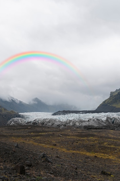 Hermoso paisaje natural con arco iris