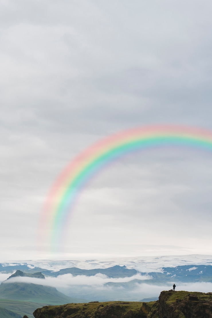 Foto gratuito hermoso paisaje natural con arco iris