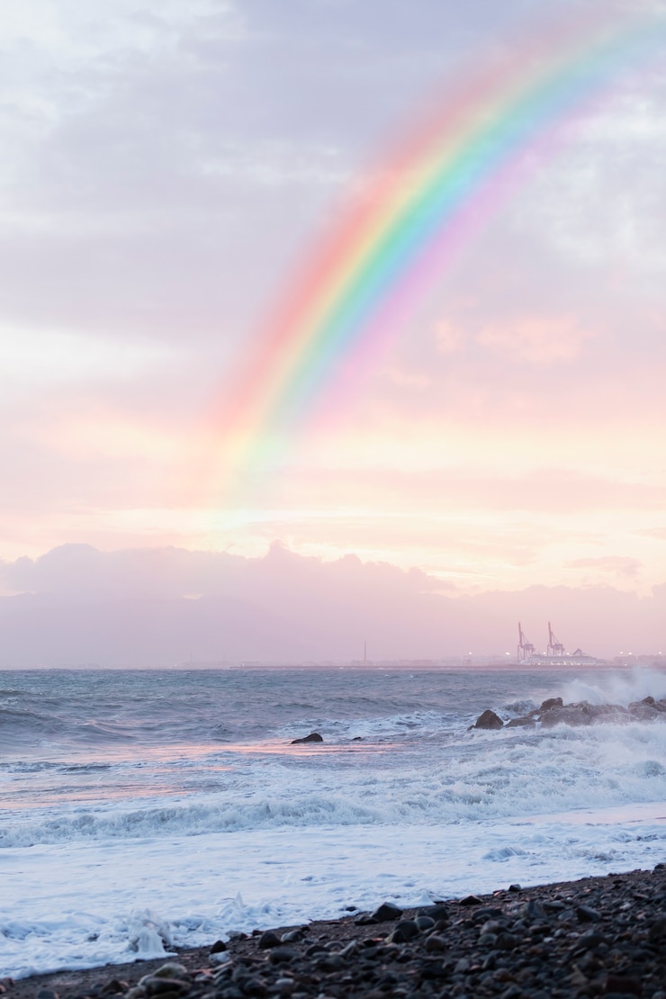 Foto gratuito hermoso paisaje natural con arco iris