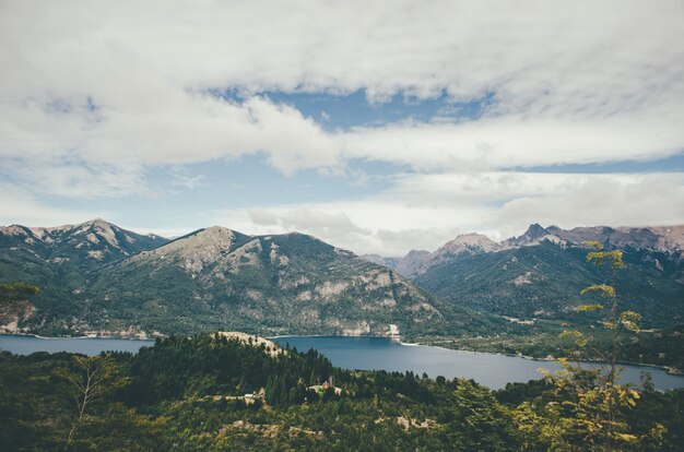 Hermoso paisaje natural con un cielo increíble y un río desde una colina