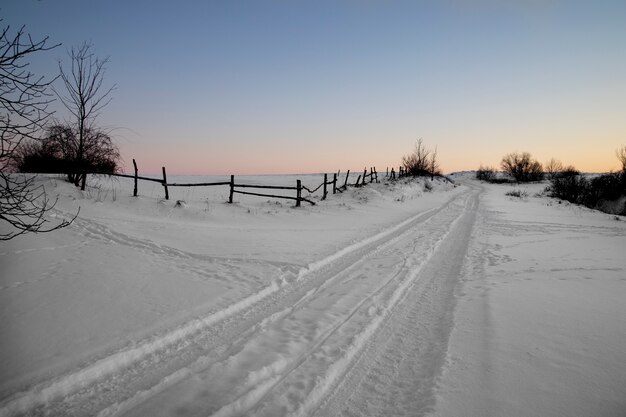 Hermoso paisaje natural de invierno