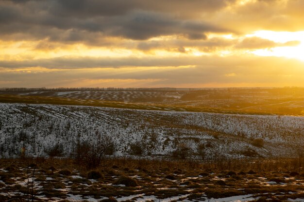 Hermoso paisaje natural de invierno