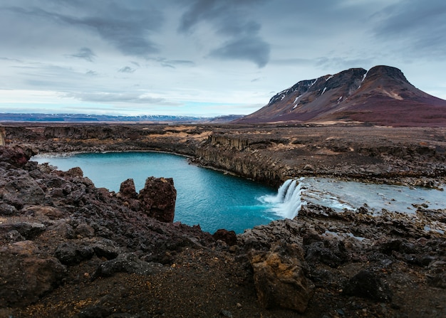 Hermoso paisaje natural con lago y colinas