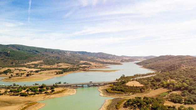 Hermoso paisaje natural con puente tomado por drone