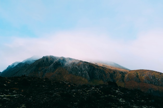 Hermoso paisaje de niebla que cubre las montañas: ideal para un fondo de pantalla