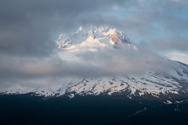 Hermoso paisaje de nubes que cubren el monte Hood