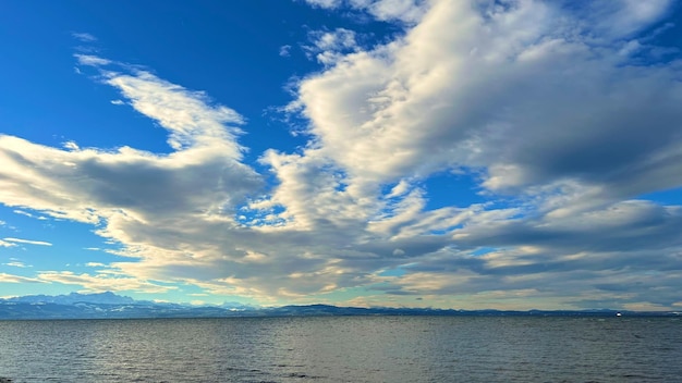 Hermoso paisaje de nubes sobre el mar