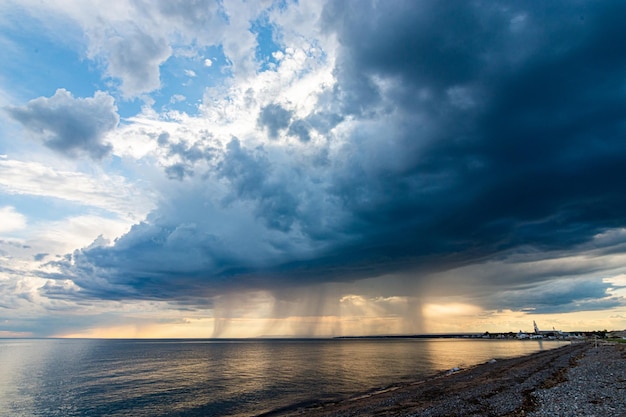 Hermoso paisaje de nubes sobre el mar