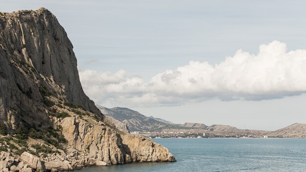 Hermoso paisaje oceánico y montañas