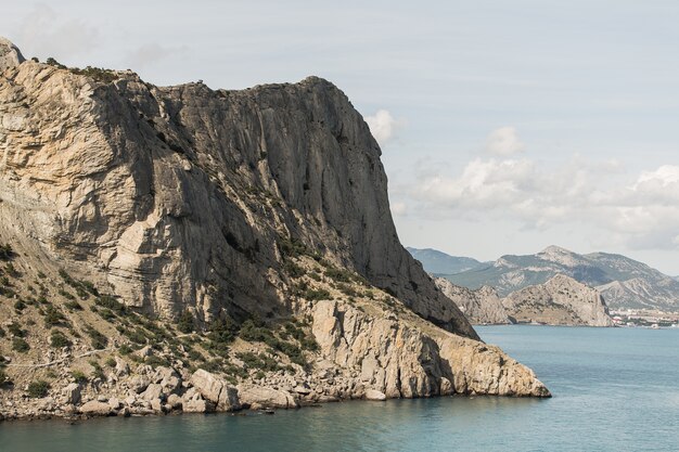 Hermoso paisaje oceánico y tierra firme