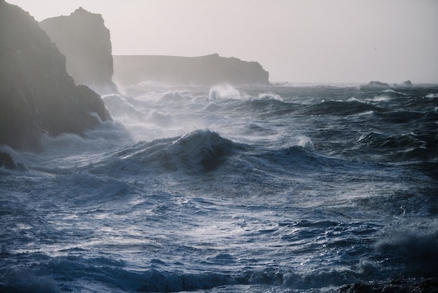 Hermoso paisaje de olas del mar rompiendo sobre formaciones rocosas