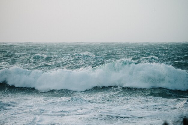 Hermoso paisaje de olas del mar rompiendo sobre formaciones rocosas