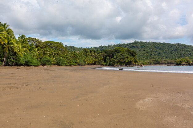 Hermoso paisaje de las olas del océano moviéndose hacia la orilla en Santa Catalina, Panamá