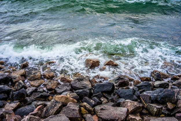 Hermoso paisaje de las olas del río que fluye sobre las rocas