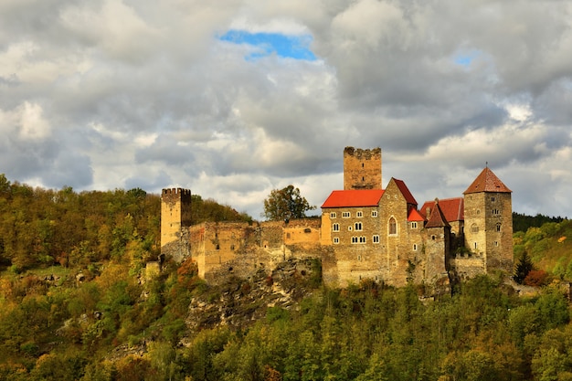 Hermoso paisaje de otoño en Austria con un bonito y viejo castillo de Hardegg.