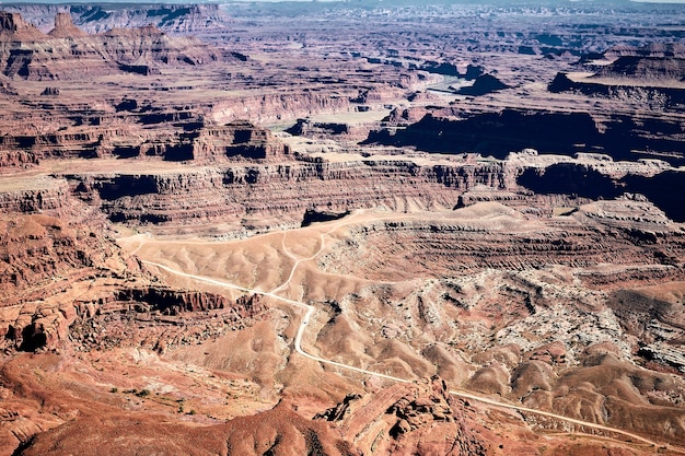 Hermoso paisaje de un paisaje de cañón en Dead Horse Point State Park, Utah, EE.